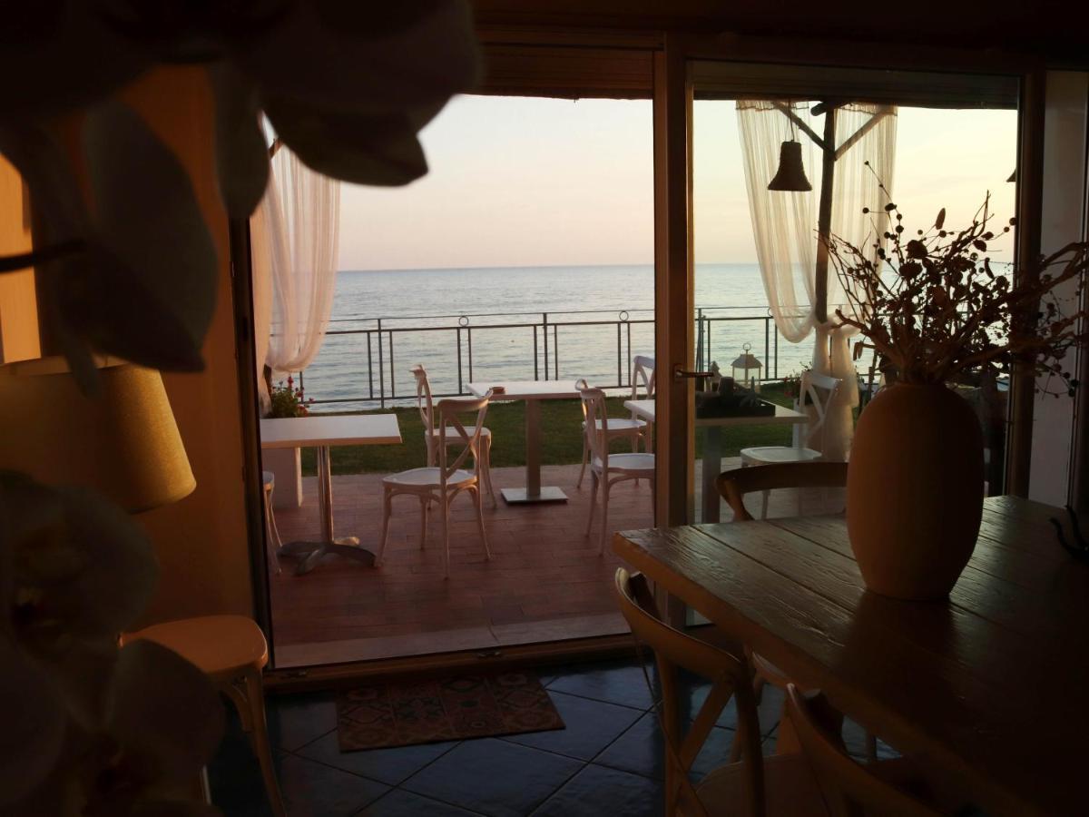 アンツィオ Sunset House Bed & Breakfast エクステリア 写真