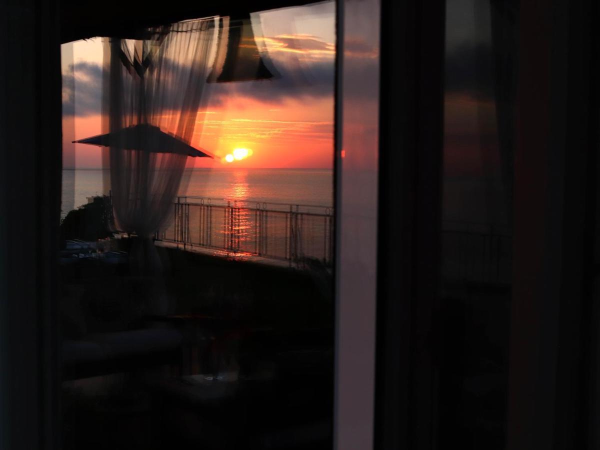 アンツィオ Sunset House Bed & Breakfast エクステリア 写真